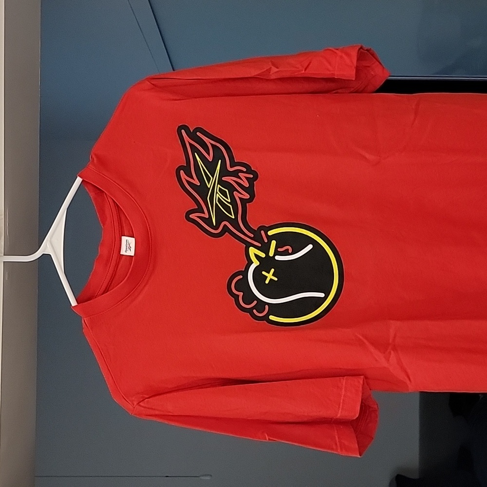 Mens medium Reebok x Hot Ones t shirt